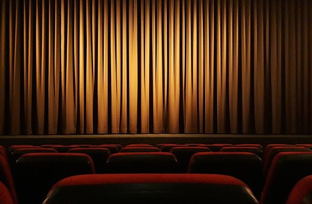 Cine Cortina Teatro Desde unas butacas se ve un telón cerrado