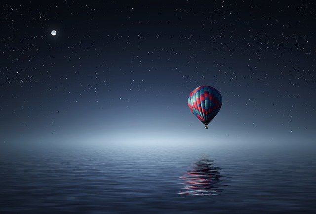 Un globo aerostático sobrevuela el mar