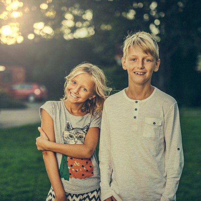 Hermanos hermano hermana Dos niños sonríen.